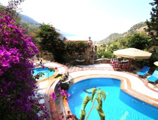 The main pool with fountain 